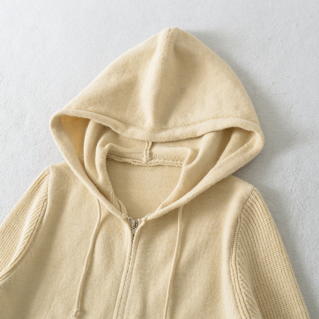 Damen Kurze Kapuzen-Strickjacke mit Reißverschluss und tailliertem Rippenbund Echoarchiv