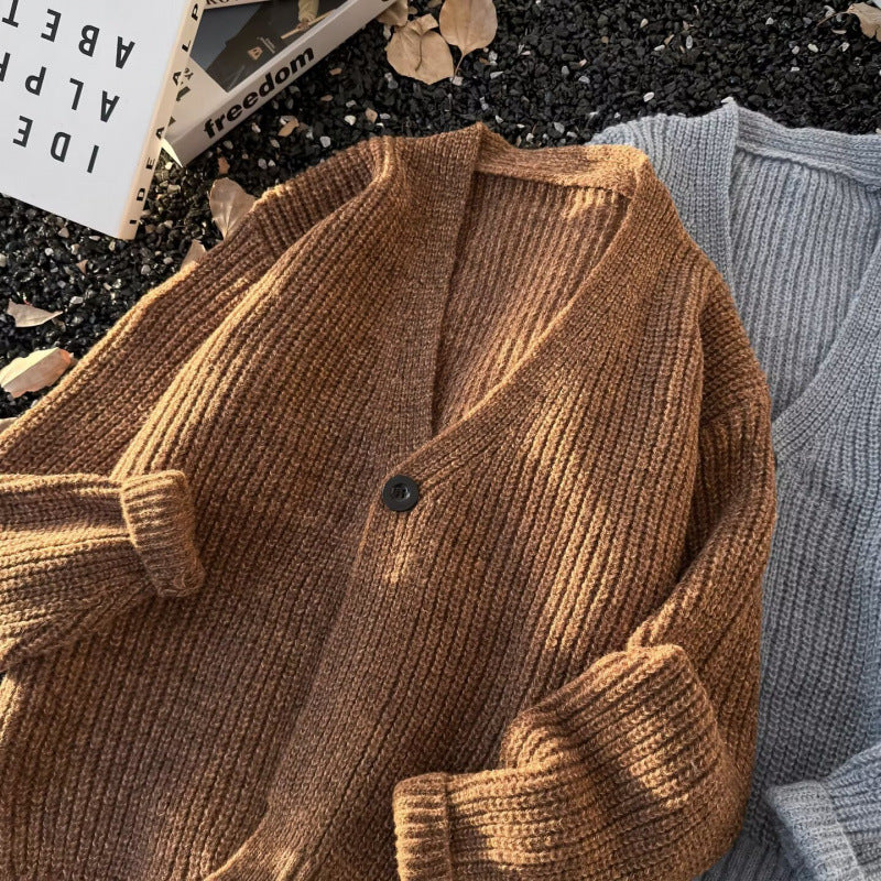 Unisex Grobstrick-Cardigan im Oversize-Schnitt mit tiefem V-Ausschnitt und markanter Knopfleiste Echoarchiv