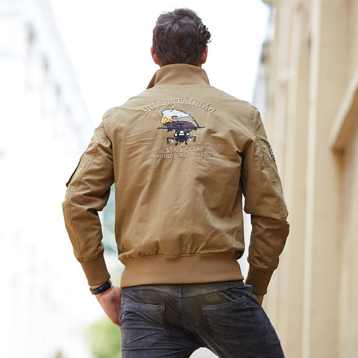 Herren kurz geschnittener Fliegerblouson aus Canvas mit Emblem‑Aufnähern und Ärmeltasche Echoarchiv
