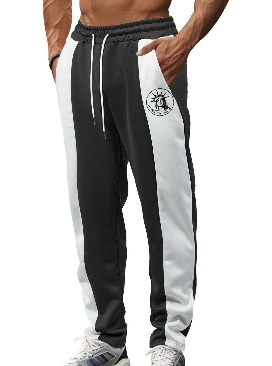 Herren nan sportive Trackpants mit seitlichen Kontrastbahnen elastischem Bund Kordelzug und Hirschstickerei Echo Archiv
