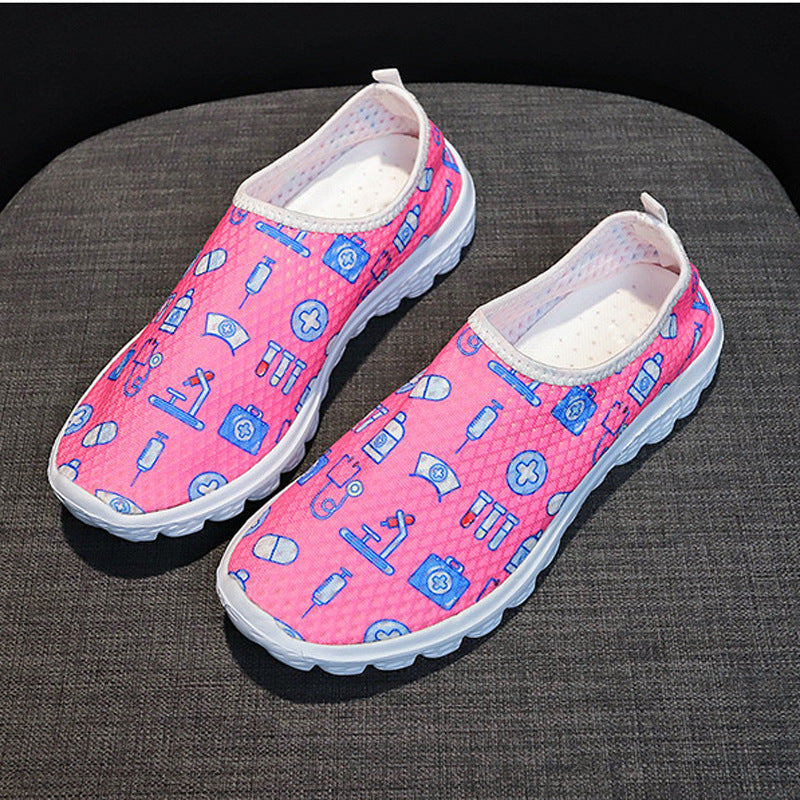Damen Verspielte Slip-On Sneakers mit medizinischem Cartoon-Print, atmungsaktivem Mesh und gepolsterter Memory-Sohle – Névara