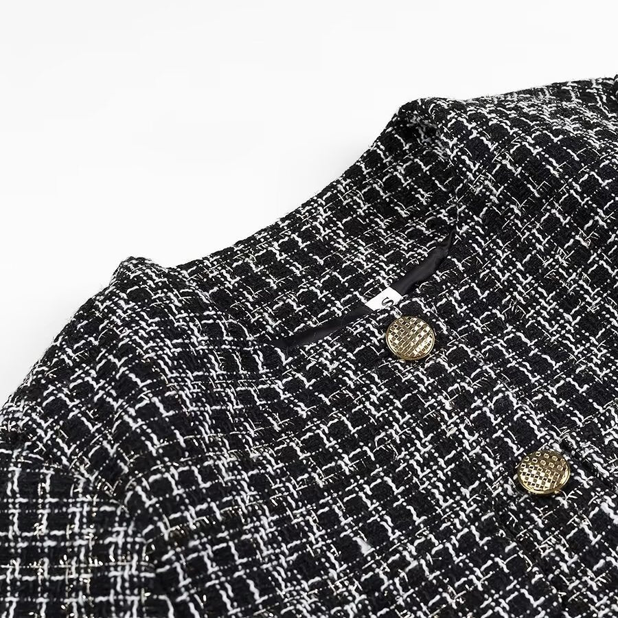 Damen Kurze Bouclé-Tweed-Jacke mit Rundhals, dekorativen Zierknöpfen und aufgesetzten Taschen Echo Archiv