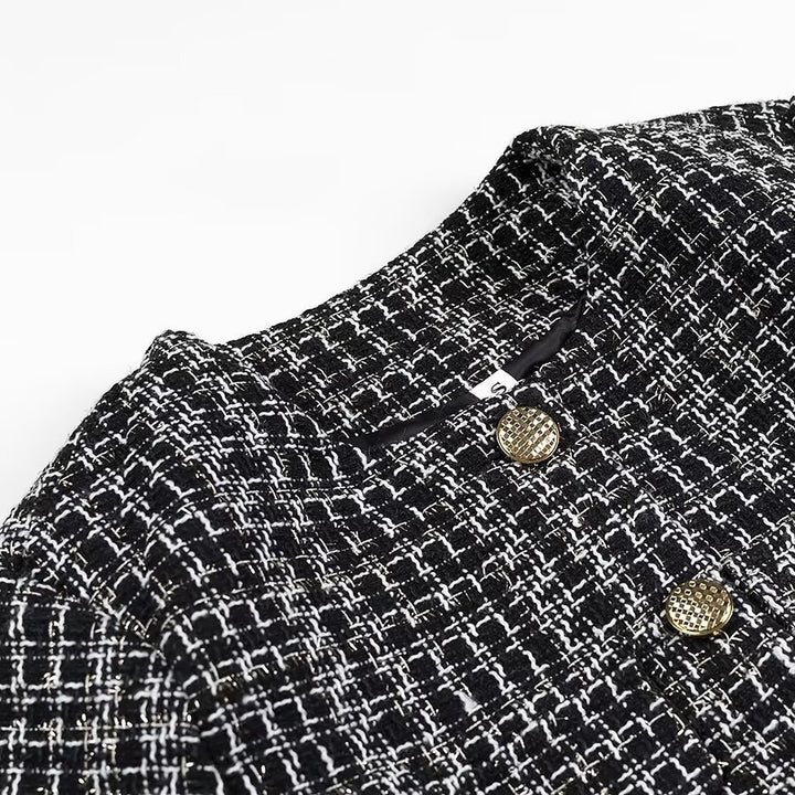 Damen Kurze Bouclé-Tweed-Jacke mit Rundhals, dekorativen Zierknöpfen und aufgesetzten Taschen Echo Archiv