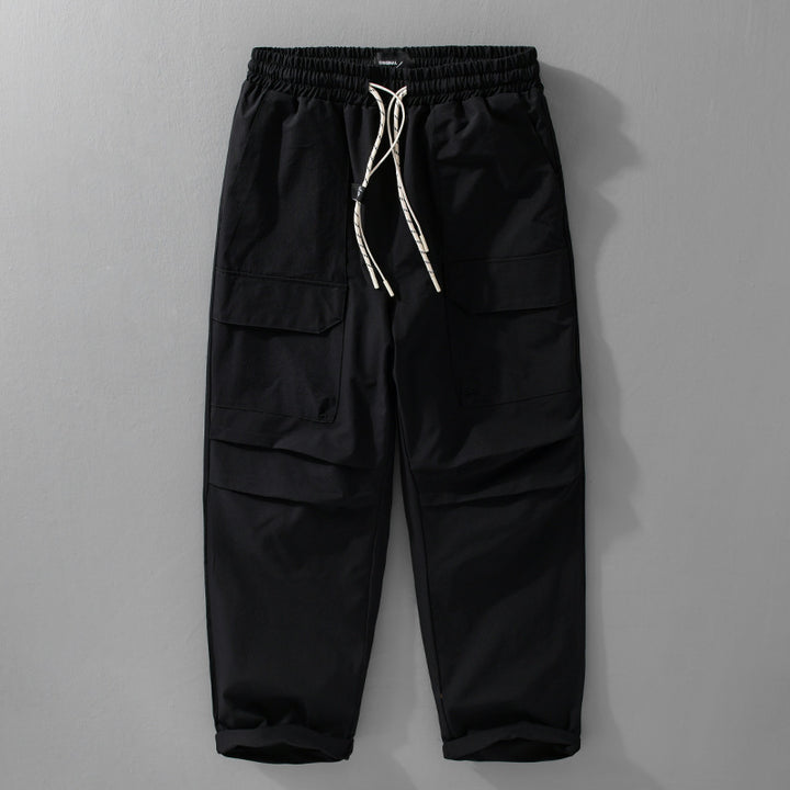 Herren Oversize-Cargohose aus leichtem Funktionsstoff mit Kordelzugbund und Mehrfachtaschen Echoarchiv