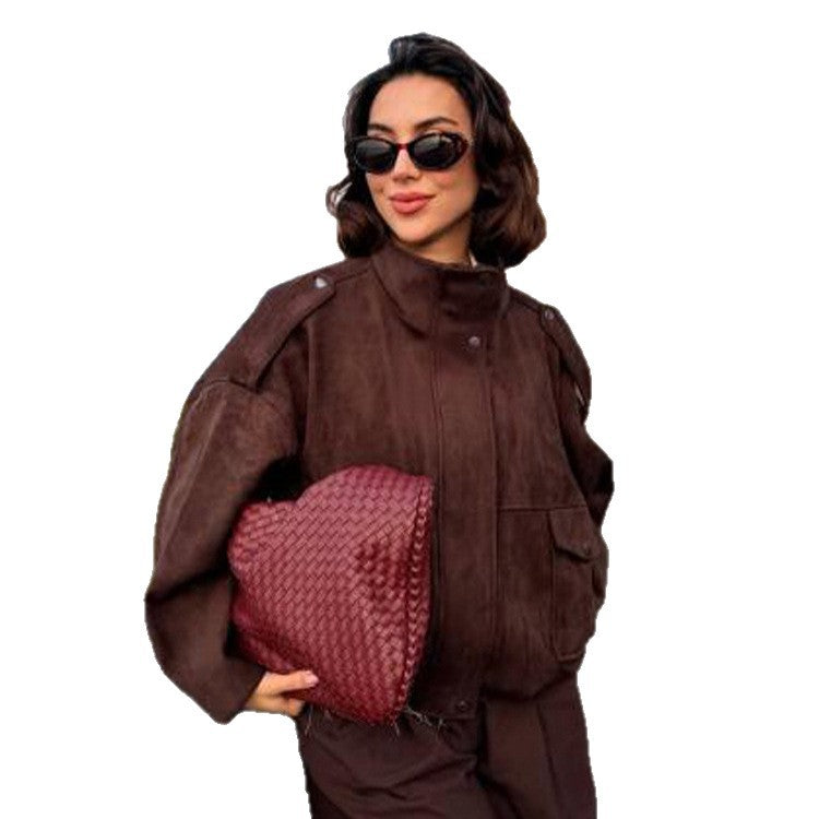 Damen Oversize Veloursleder-Bomber mit Schulterpatten, Pattentaschen und hohem Stehkragen Echoarchiv