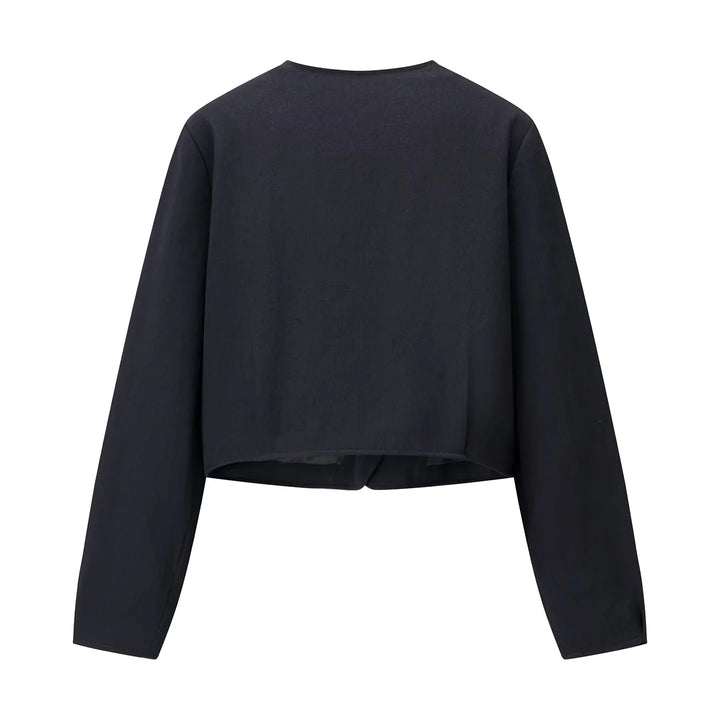 Damen taillierte Kurzjacke mit Rundhalsausschnitt dekorativen Schmuckknöpfen und Leistentaschen – Célinea