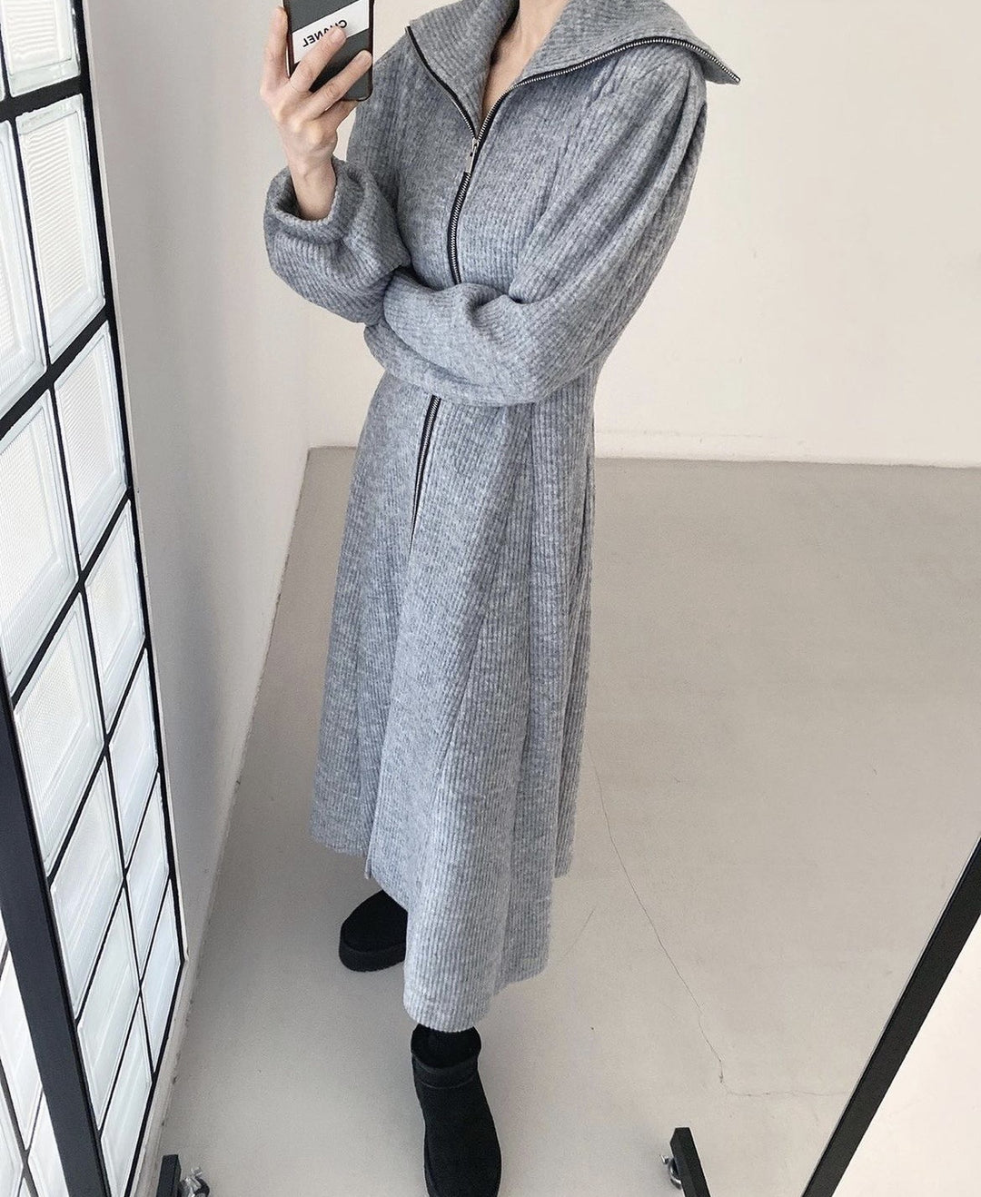 Damen Geripptes Strick-Midikleid mit Reißverschlusskragen und ausgestelltem Rock – Élara