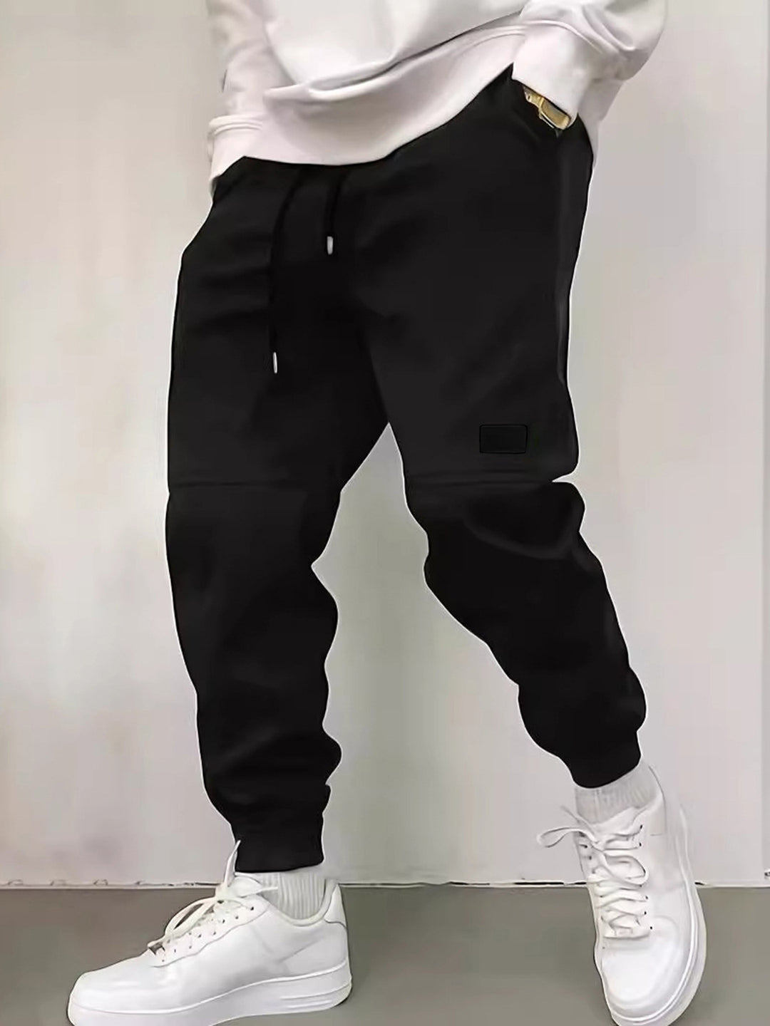 Herren Sportliche Jogginghose mit seitlichen Reißverschluss-Details Echoarchiv