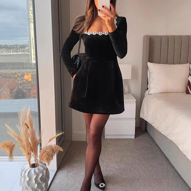 Damen elegantes Cocktailkleid mit besticktem Ausschnitt und ausgestelltem Rock Echo Archiv