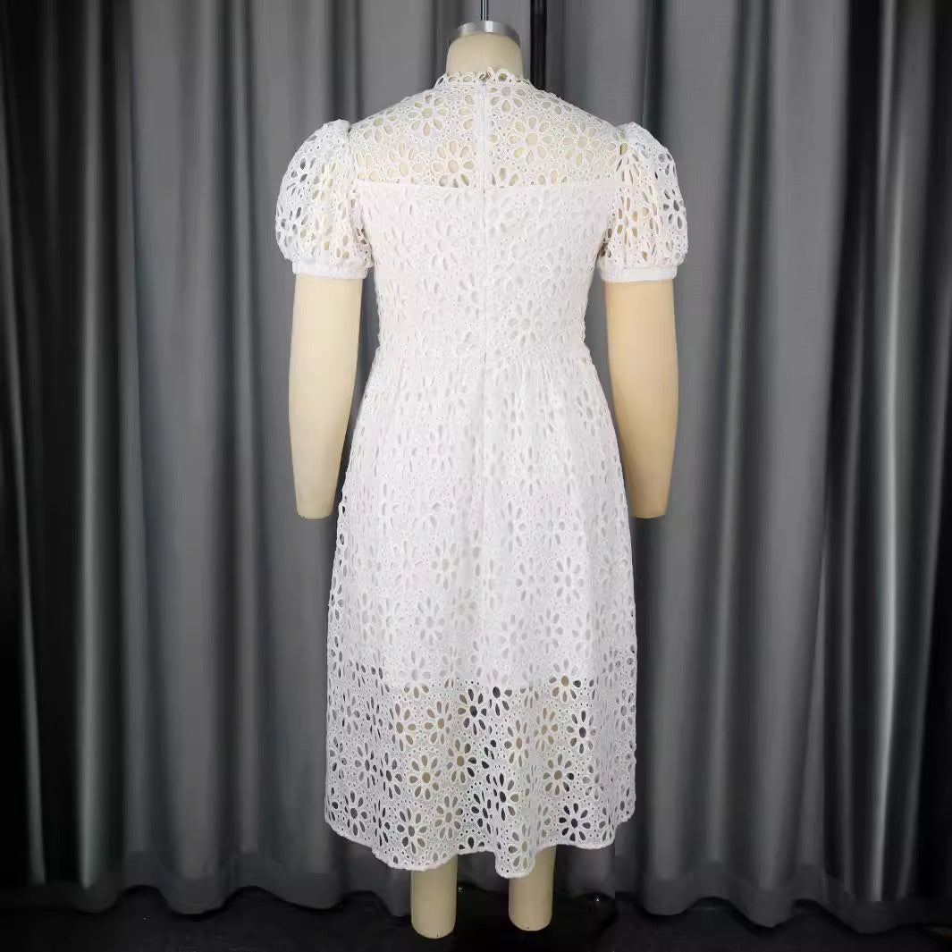 Damen Elegantes Kleid mit Blumenbordüren und Puffärmeln Echo Archiv