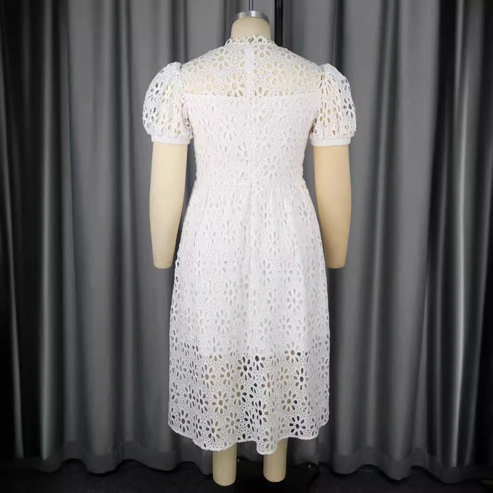 Damen Elegantes Kleid mit Blumenbordüren und Puffärmeln Echo Archiv
