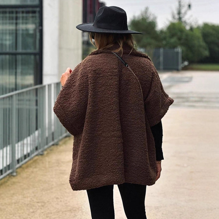 Damen Kurzes Teddy-Cape mit Reverskragen und verdeckter Knopfleiste Echoarchiv