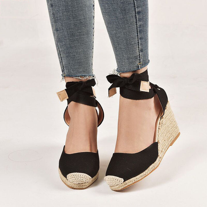 Damen nan Textil-Espadrille mit Bastkeil, Schleifenband-Knöchelriemen und gehäkelter Zehenkappe Echo Archiv