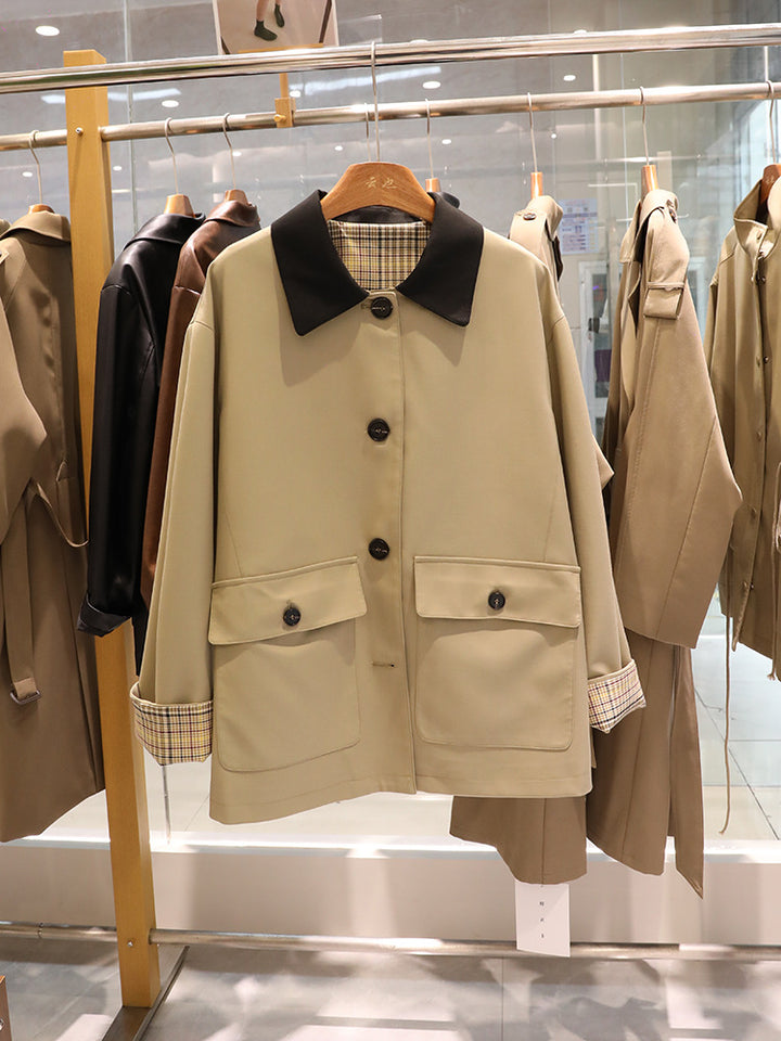 Damen Kurze Trenchjacke mit kontrastierendem Reverskragen und kariertem Futter Echoarchiv