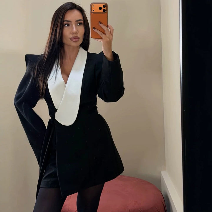 Damen Tailliertes Blazerkleid mit kontrastierendem Schalkragen und strukturierten Schultern Echoarchiv