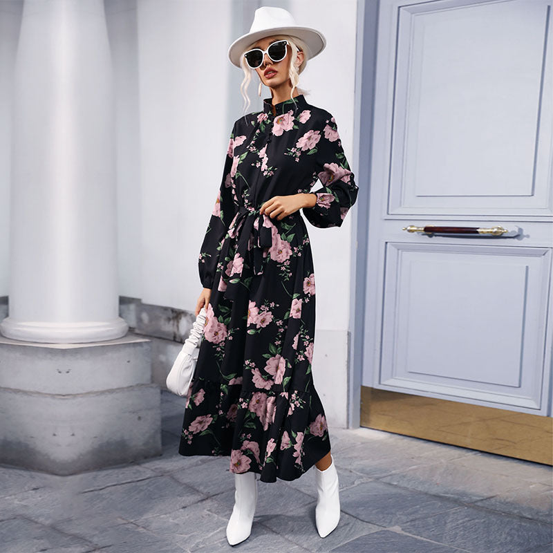 Damen Maxikleid mit Stehkragen, Blumenprint, Taillengürtel und Volantstufe Echoarchiv