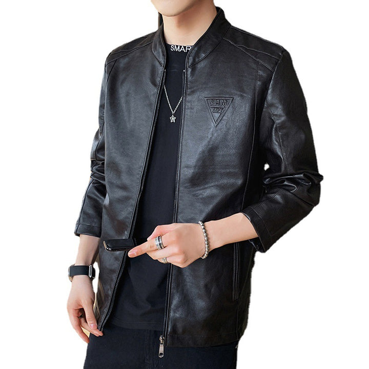 Herren Slim-Fit Kunstleder-Motojacke mit Stehkragen, Zipper-Ärmeln und minimalistischer Logo‑Applikation Echoarchiv