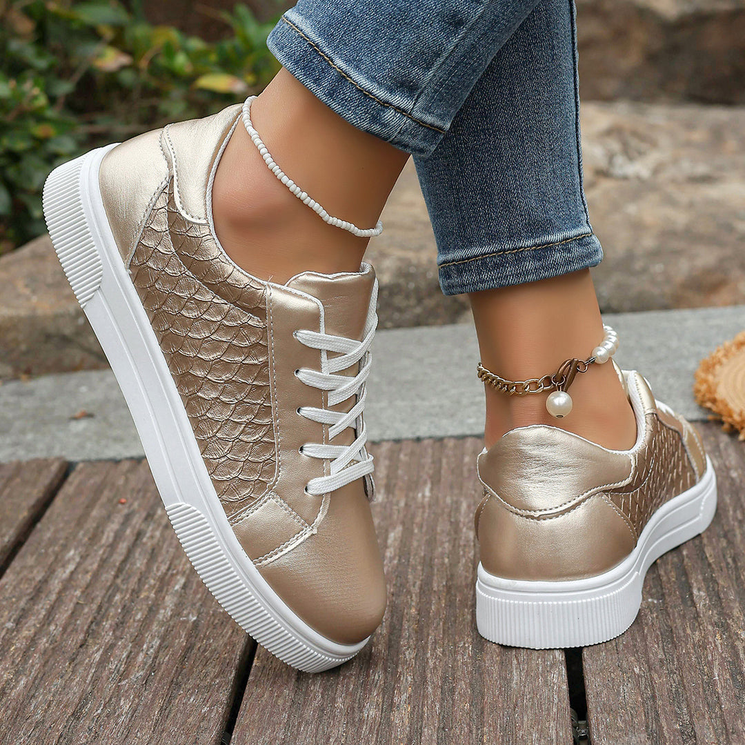 Damen Glänzende Sneaker mit Krokoprägung, gepolstertem Fußbett und rutschfester Profilsohle – Névara