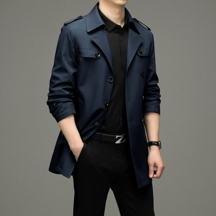 Herren eleganter Trenchcoat mit modischen Details Echoarchiv