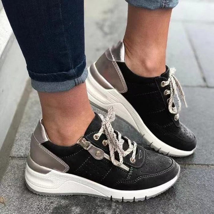 Damen Chunky-Plateau-Sneaker mit perforiertem Velours, gepolstertem Komfortfußbett und Metallic-Fersenaufbau – Névara