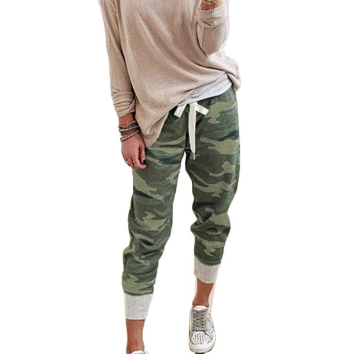 Damen Kordelzug-Jogpant im Camouflage-Look mit schmalem Fußbündchen – Avélisse