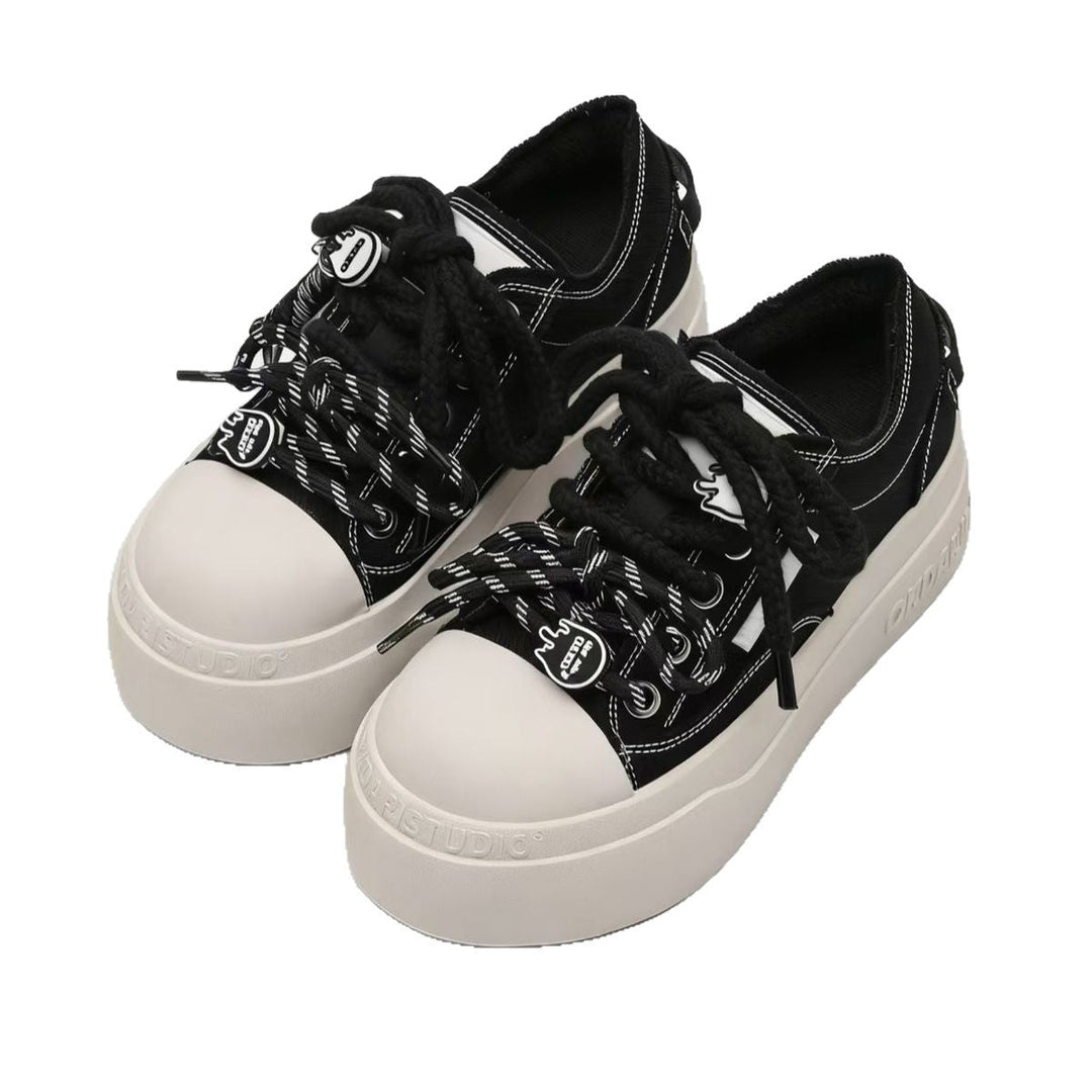 Damen Sneakers mit einem einzigartigen Schnürsystem und dämpfender Gummisohle Echo Archiv
