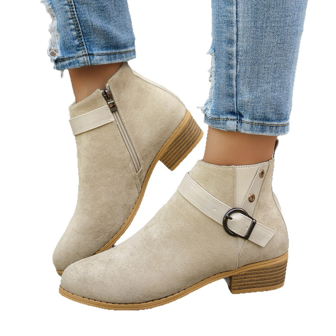 Damen Kurzschaft-Stiefelette aus Wildlederoptik mit seitlichem Reißverschluss und Ziergurt – Varelle