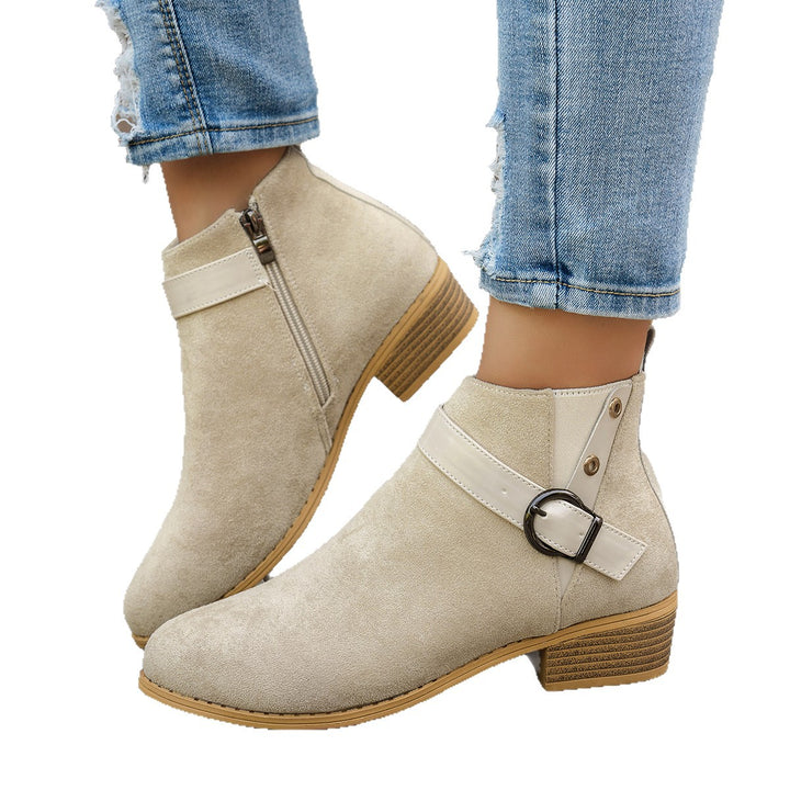 Damen Kurzschaft-Stiefelette aus Wildlederoptik mit seitlichem Reißverschluss und Ziergurt – Varelle