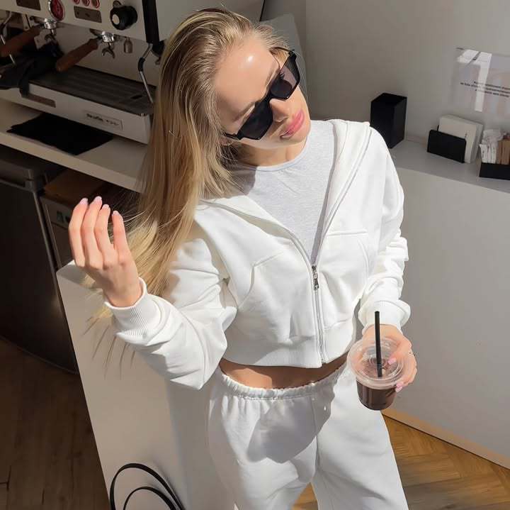 Damen Cropped Kapuzen-Sweatjacke mit Kängurutasche und tailliertem Rippbund – Auréline