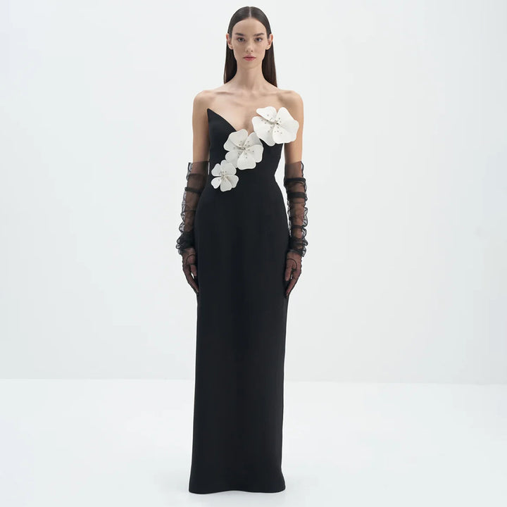 Damen Elegantes bodenlanges Kleid mit asymmetrischem Ausschnitt und floralen Details Echo Archiv