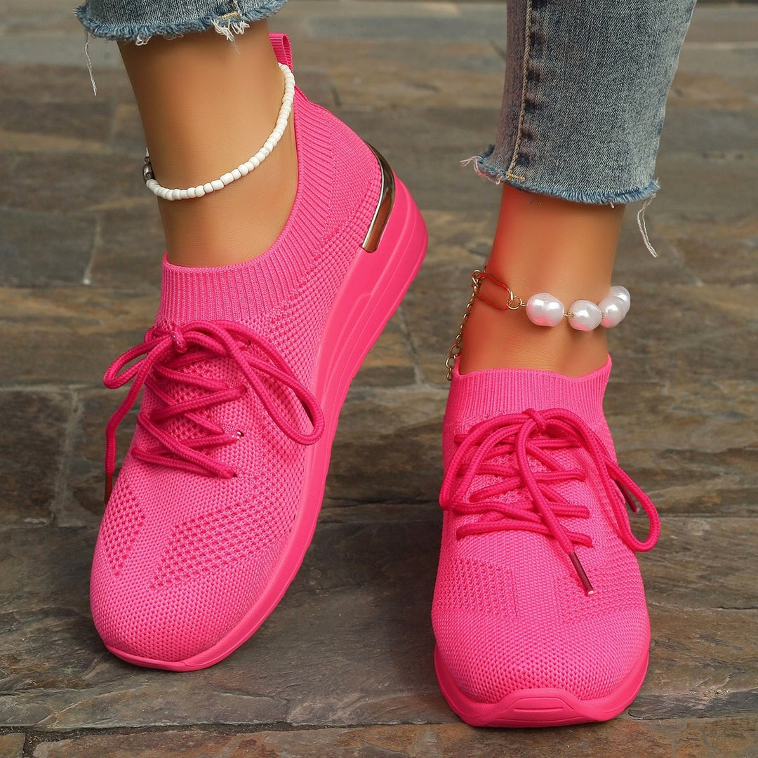 Damen Strick-Sneaker mit Keilsohle, sockenähnlichem Schaft und Metallic-Fersenakzent – Névara