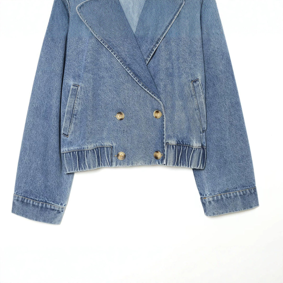 Damen kurze Double-Breasted Jeansjacke mit Überschlagkragen, Schulterklappen und gesmoktem Saum Echo Archiv