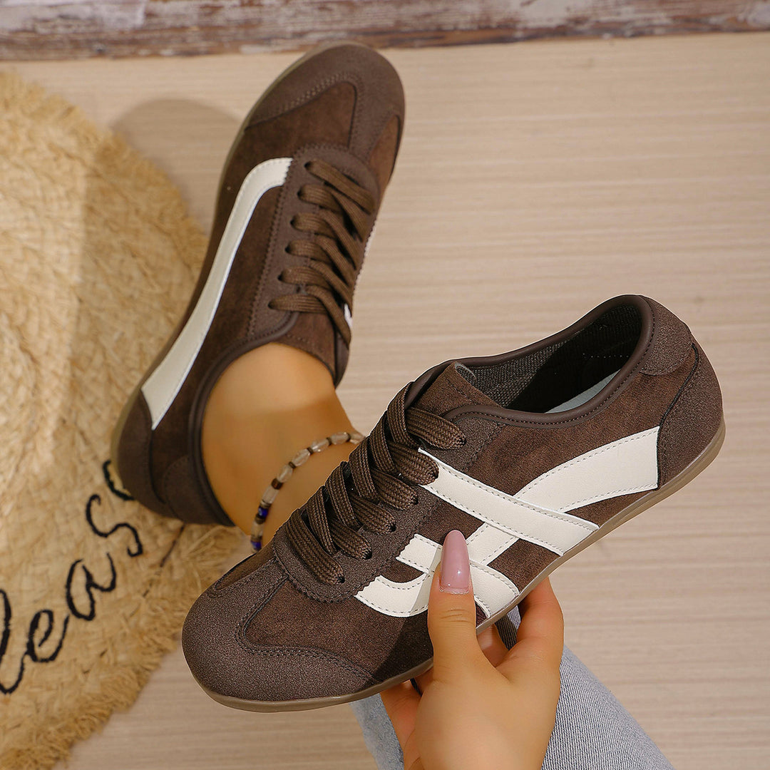 Damen Retro-Runner Slim Sneaker mit flacher Gummisohle und Zierstreifen – Névara