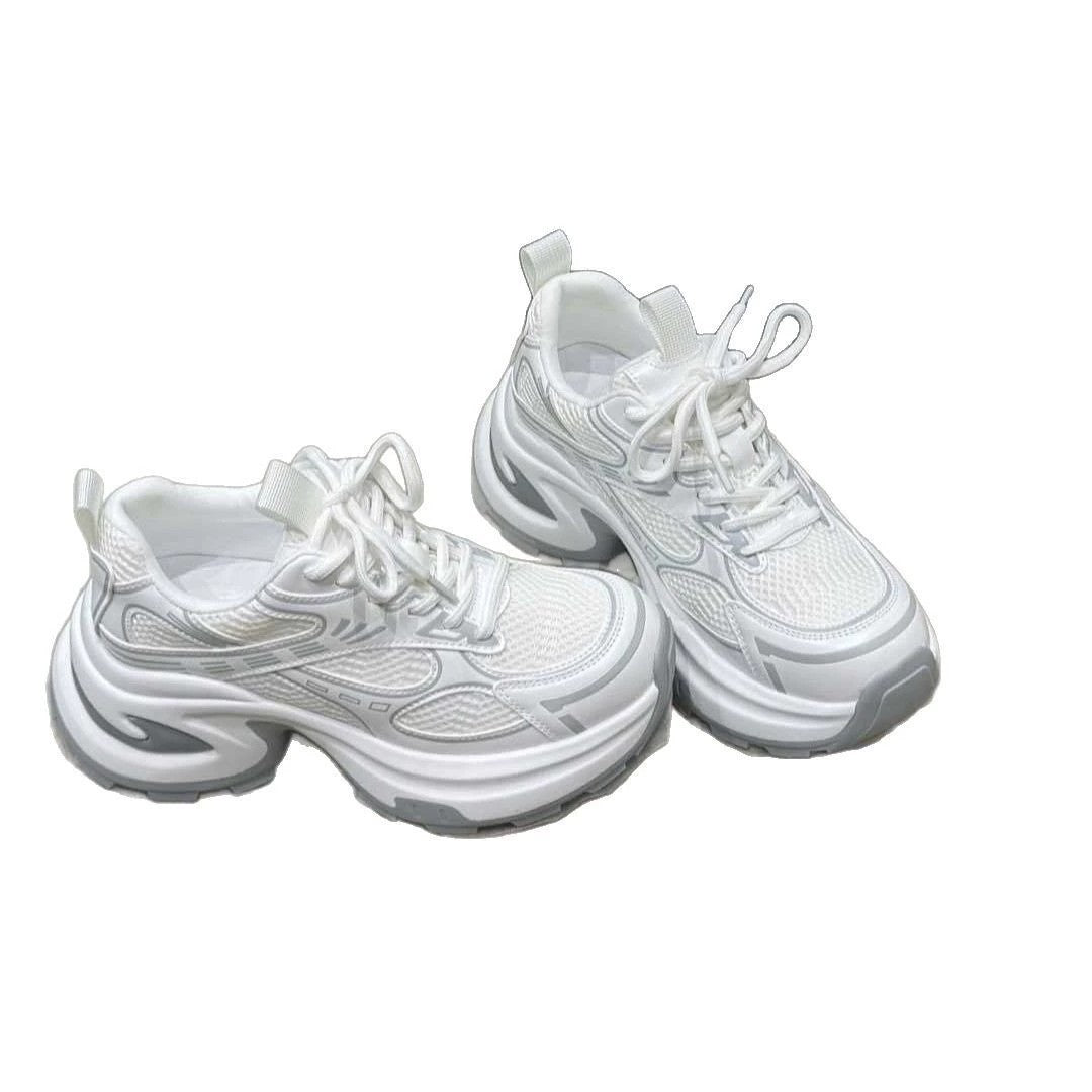 Damen futuristische Plateausneaker mit skulpturierter Wedgesohle und reflektierenden Mesh-Akzenten – Névara