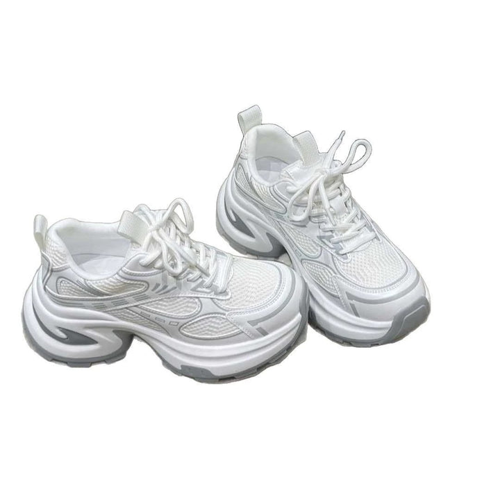Damen futuristische Plateausneaker mit skulpturierter Wedgesohle und reflektierenden Mesh-Akzenten – Névara
