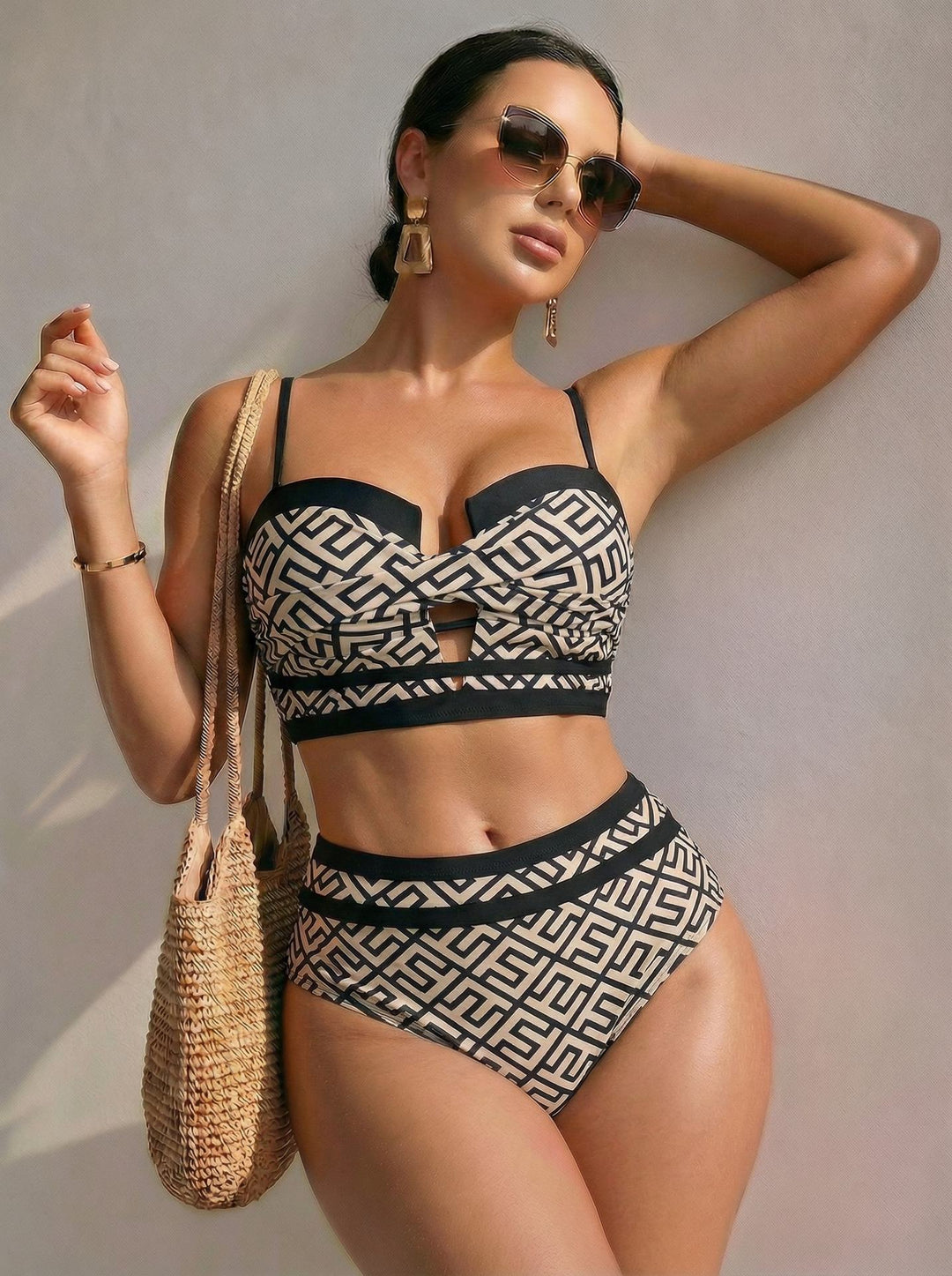 Damen Hoch geschnittener Bikini mit trendigem Cut-Out und geometrischem Muster Echo Archiv