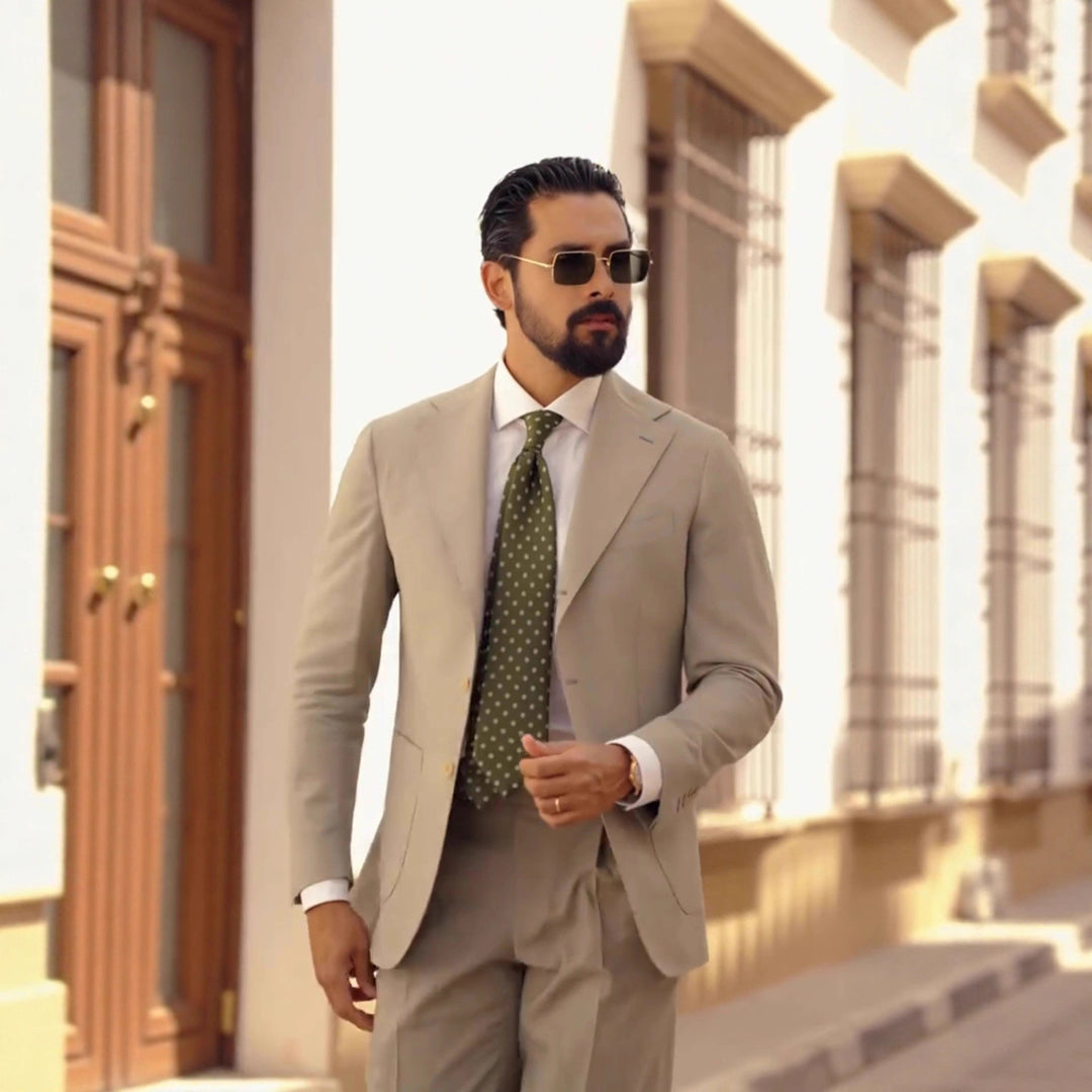 Herren eleganter Anzug im modernen Schnitt mit stilvollen Details Echoarchiv