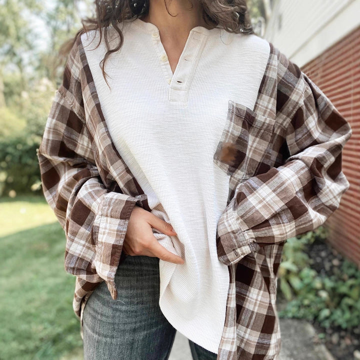 Damen nan karierter Flanell-Overshirt mit aufgesetzter Brusttasche, krempelbaren Ärmeln und legerer Oversize-Passform Echo Archiv