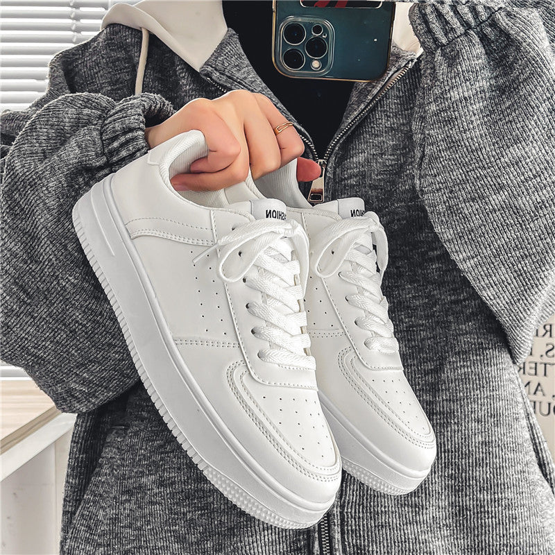 Damen Minimalistische Low-Top Plateau-Sneaker aus veganem Glattleder mit perforierten Details und gepolstertem Komfortfußbett Echoarchiv