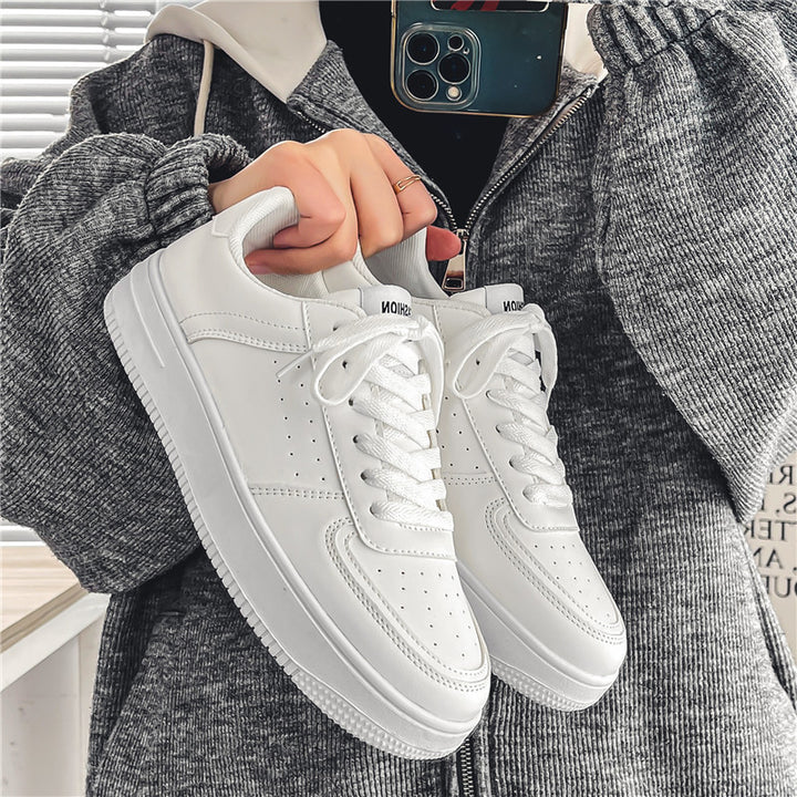 Damen Minimalistische Low-Top Plateau-Sneaker aus veganem Glattleder mit perforierten Details und gepolstertem Komfortfußbett Echoarchiv