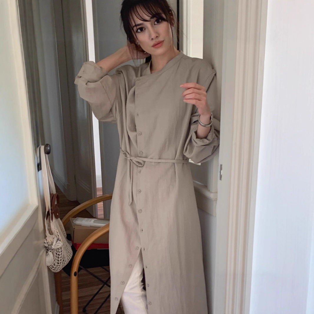 Damen Langes Shirtkleid mit V-Ausschnitt, durchgehender Knopfleiste und Taillengürtel – Valéora