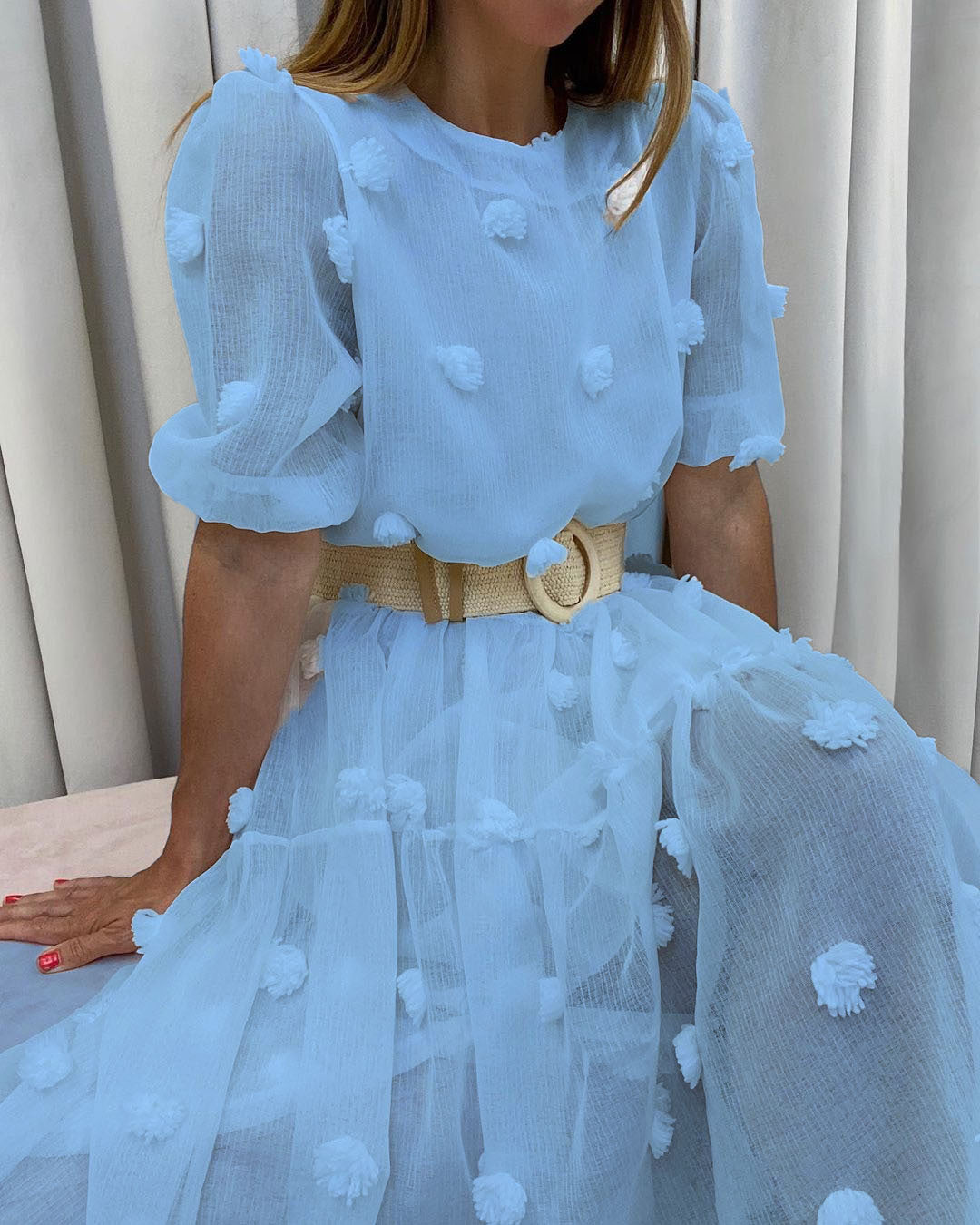 Damen Kleid mit volumetrischen Puffärmeln und dekorativen Fransen Echo Archiv