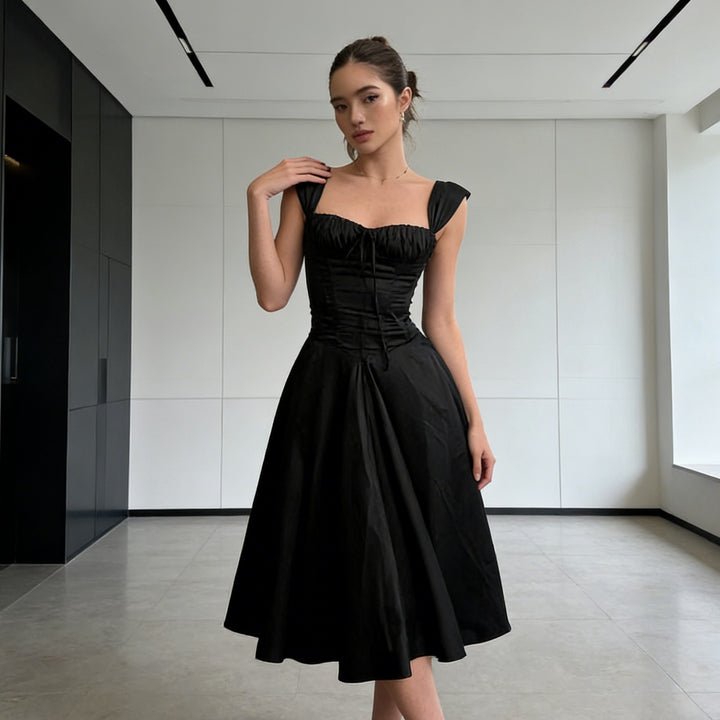 Damen Elegantes Ballkleid mit Raffungen und trägerlosem Oberteil Echo Archiv