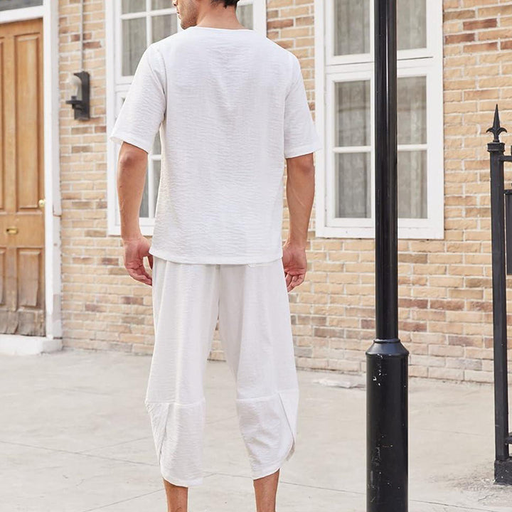 Herren lässiges Leinen-Outfit mit Kurzarmoberteil und lockeren Hosen Echoarchiv