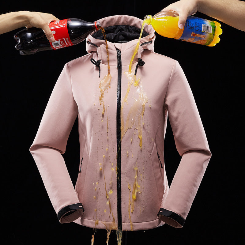 Damen Taillierte Softshell-Jacke mit Kapuze, winddichter Membran und verdeckten Reißverschlüssen – Célinea