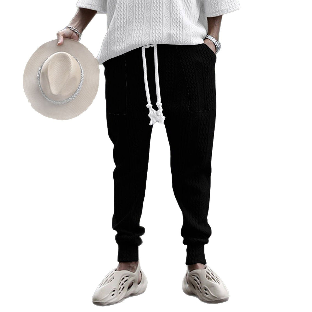 Herren lässiges Sommeroutfit mit palmenmotivierten Oberteil und atmungsaktiven Jogginghosen Echoarchiv