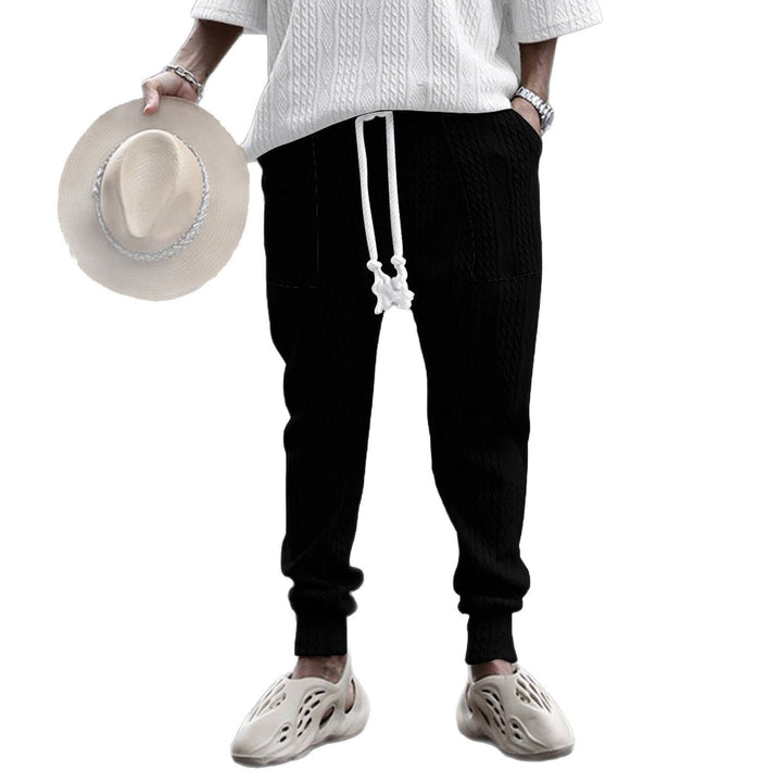Herren lässiges Sommeroutfit mit palmenmotivierten Oberteil und atmungsaktiven Jogginghosen Echoarchiv