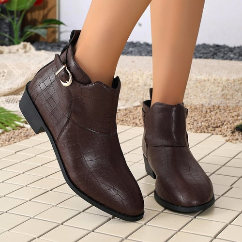 Damen Western-inspirierte Stiefelette mit spitzer Zehenpartie und dekorativer Metallschnalle Echoarchiv