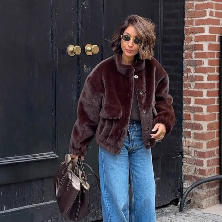 Damen Kurzjacke im Teddy‑Fauxfur mit Boxy‑Silhouette und aufgesetzter Tasche Echoarchiv