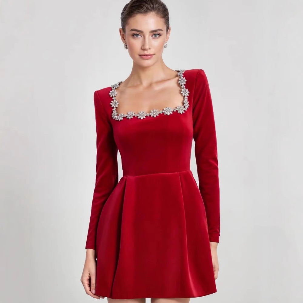 Damen Samtkleid mit taillierter Korsage, quadratischem Ausschnitt und floraler Zierkante Echo Archiv